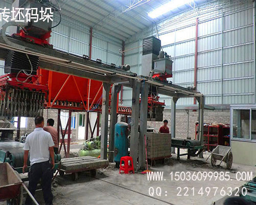 2臺全自動液壓制磚機(jī)工作現(xiàn)場